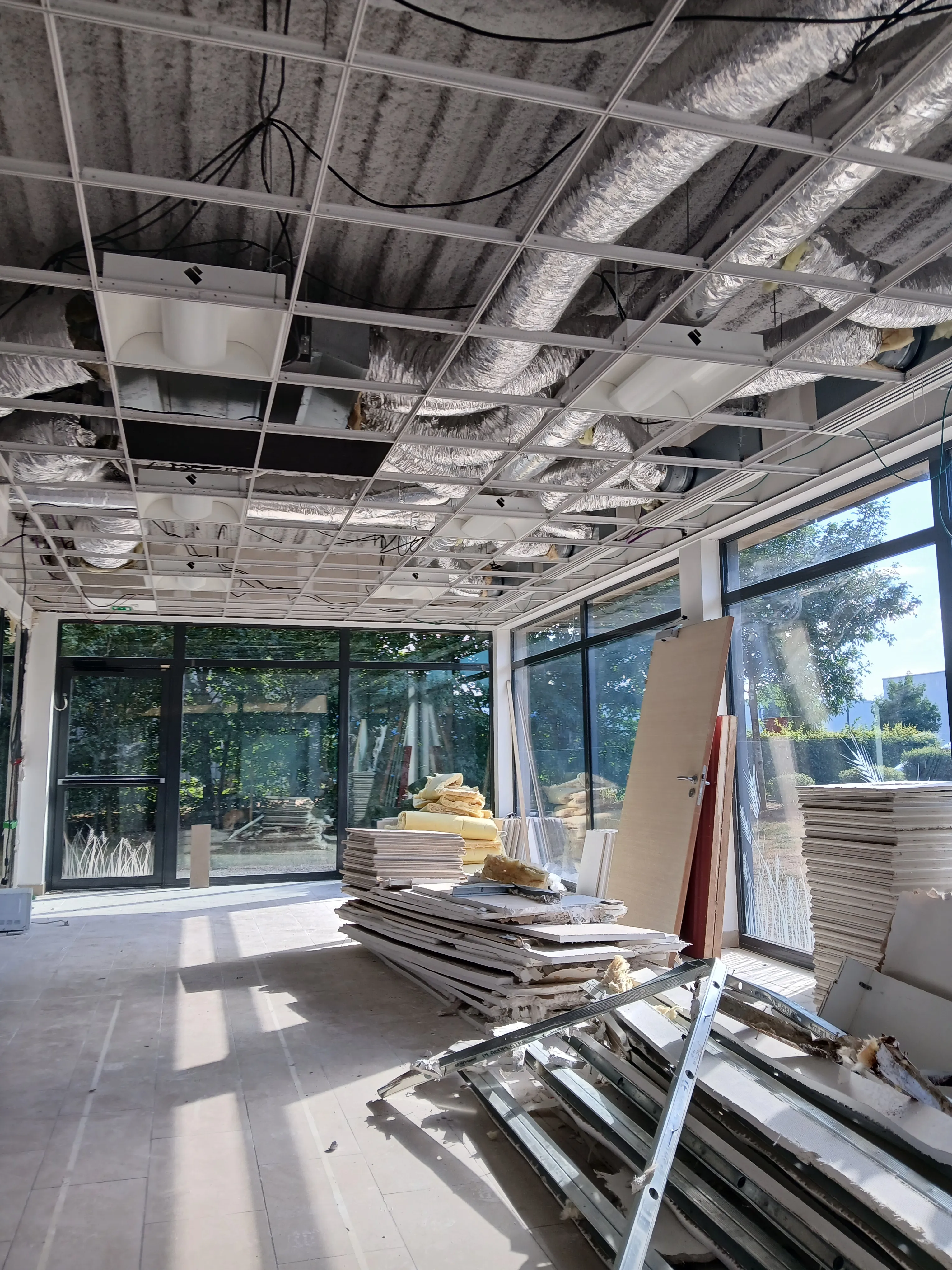 Le futur espace du bar Jura baigné de lumière pendant les travaux