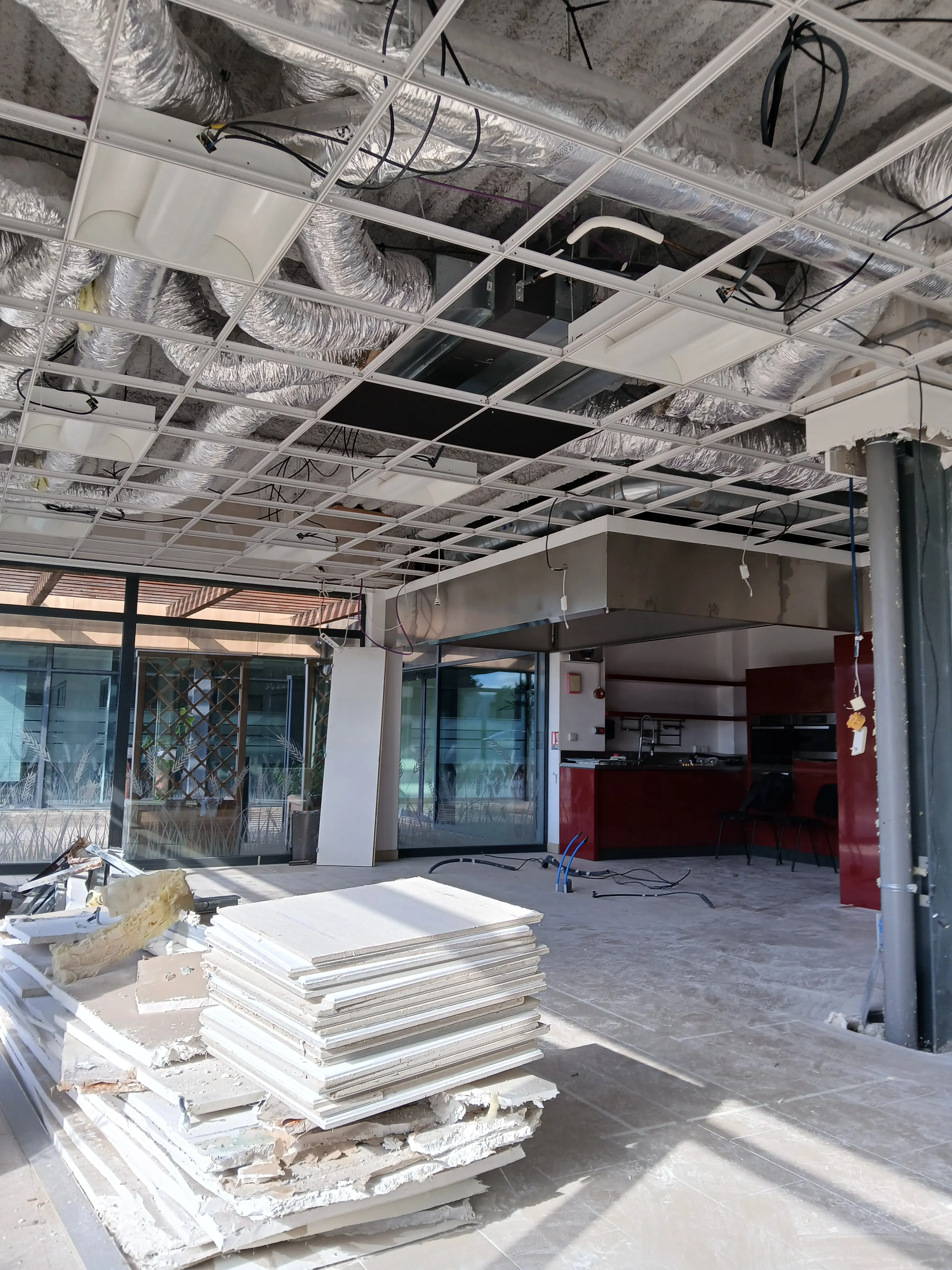 Vue du futur comptoir et de la salle du bar Jura en cours d'aménagement