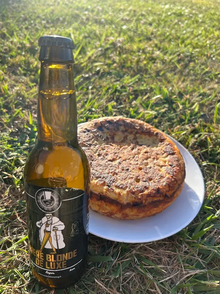 Une bière blonde O’Clock et une tortilla dorée dans l’herbe