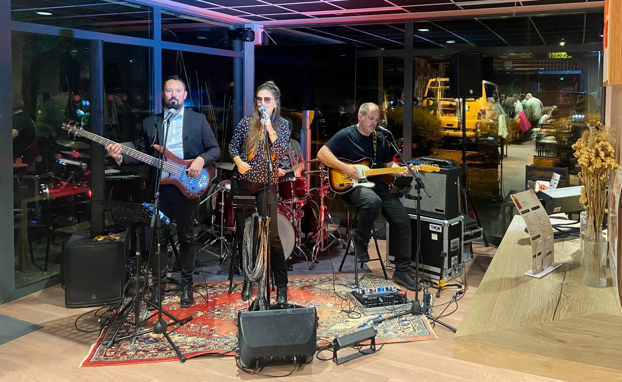 Chanteuse, guitaristes et batteur en concert au JuRa