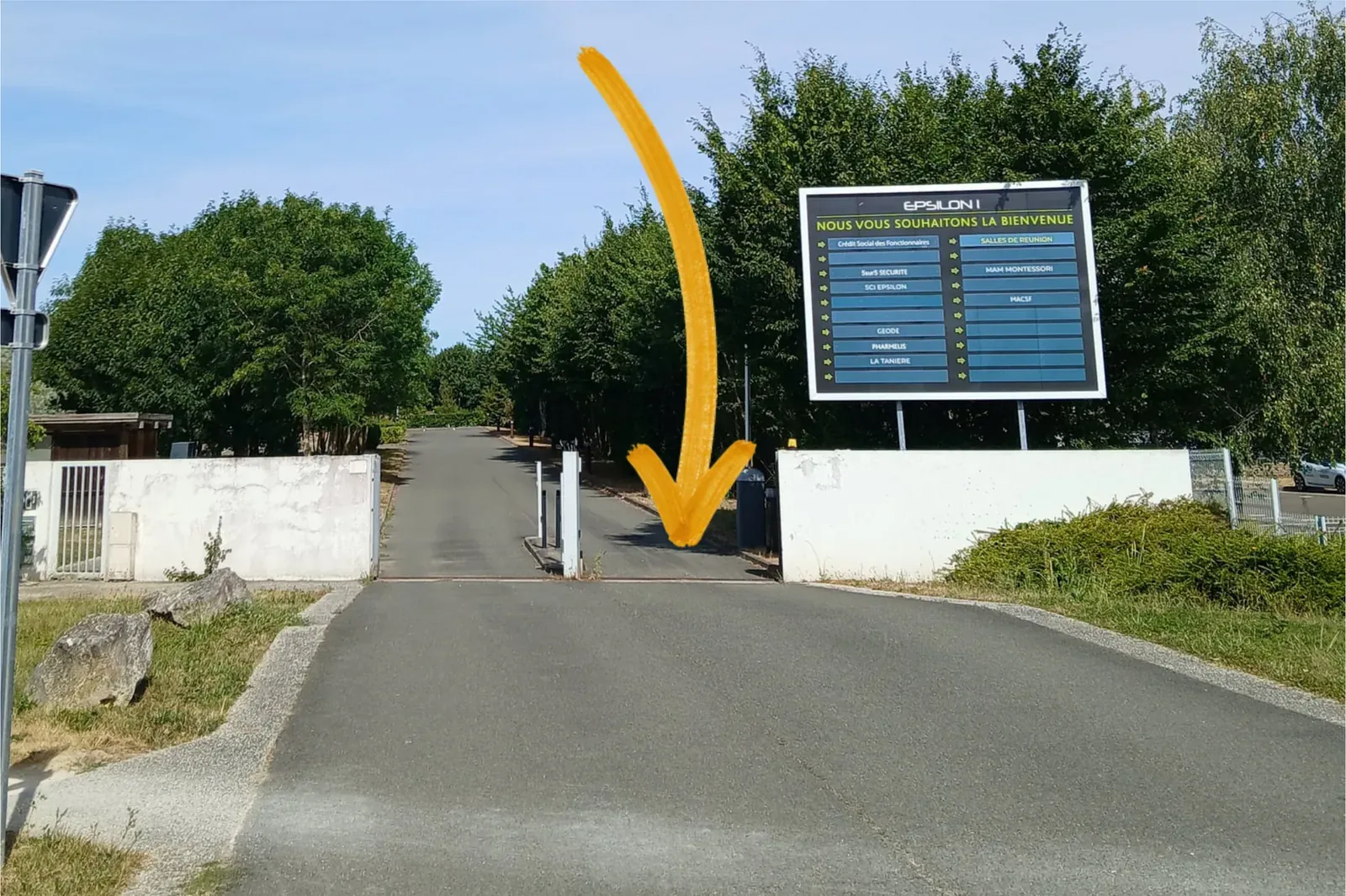 Entrée du Jardin d'Entreprises Epsilon 1 menant au bar Le Jura