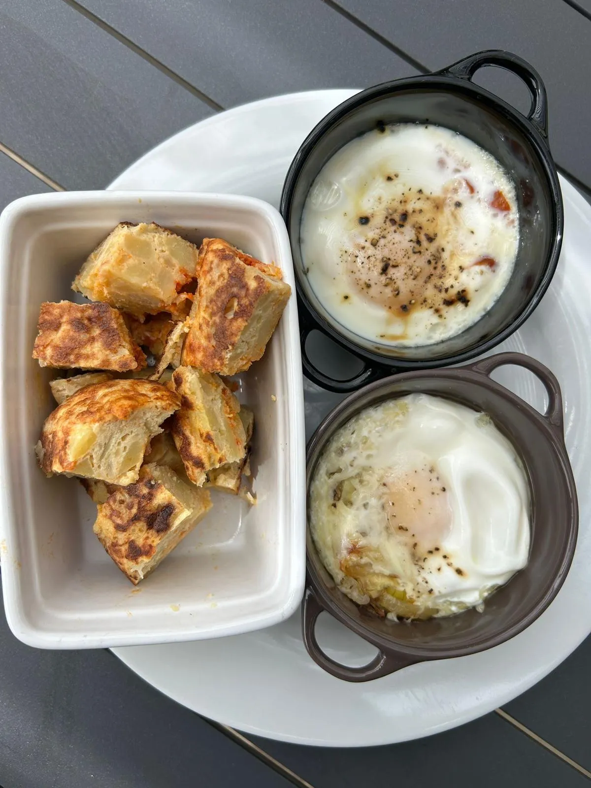 Deux œufs cocotte accompagnés de morceaux de tortilla