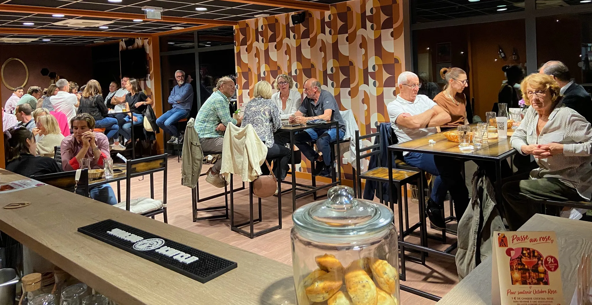 Les clients du JuRa partagent une soirée autour des grandes tables du bar