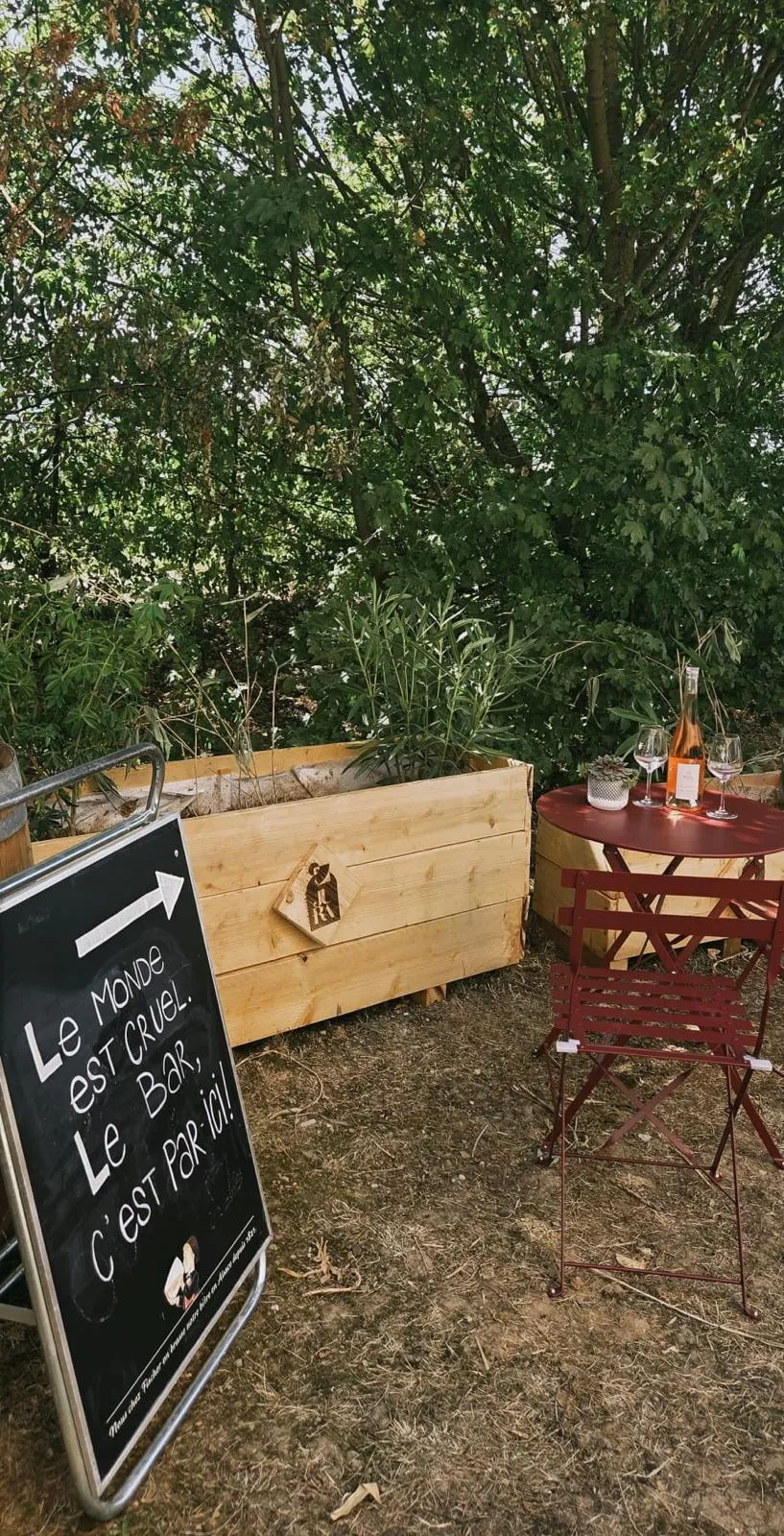 Un coin de la terrasse du JuRa entouré de verdure